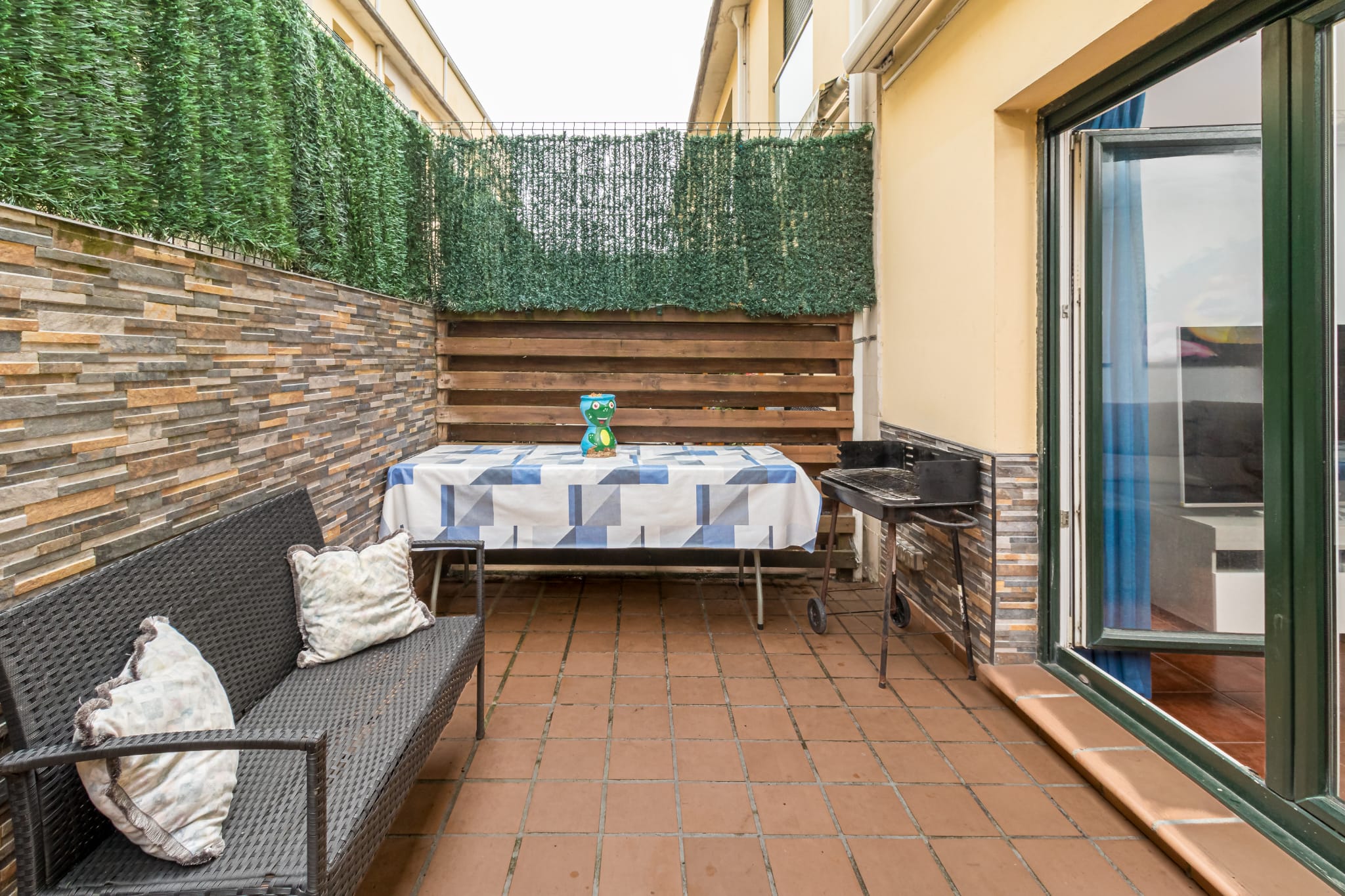 Terraza con barbacoa en Casa Nico