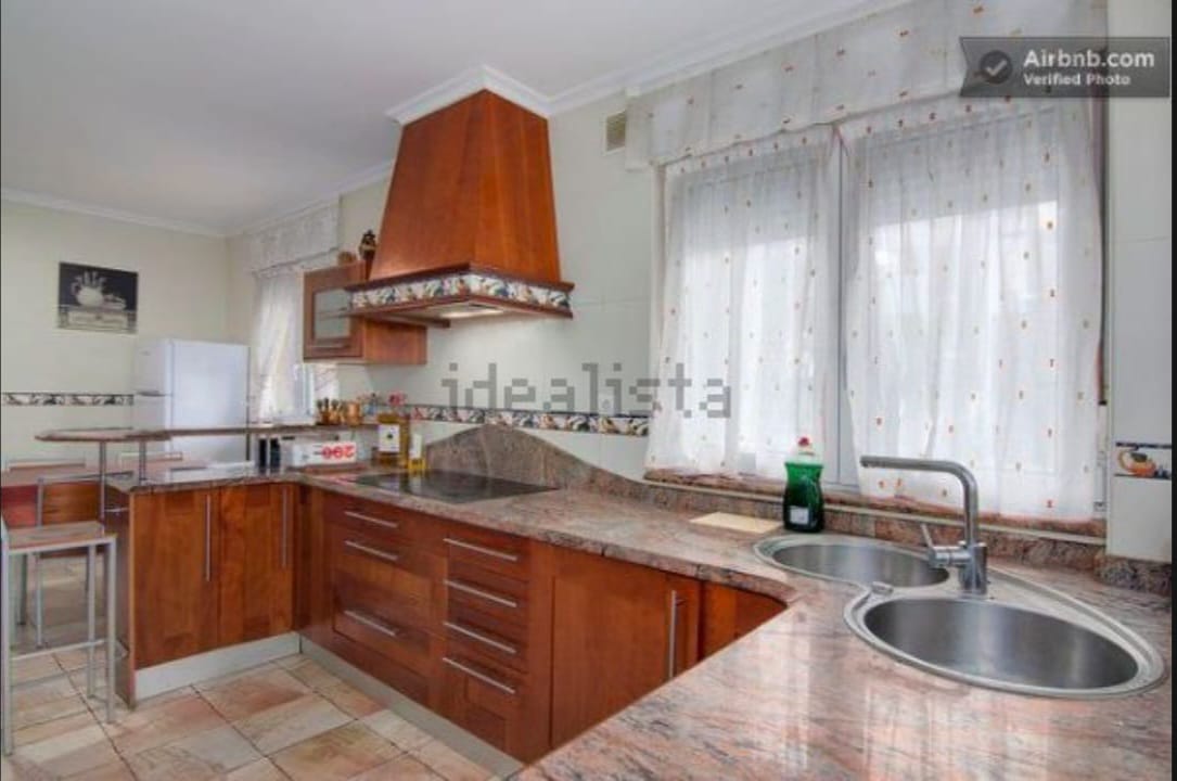 Cocina de madera totalmente equipada en casa rural premium