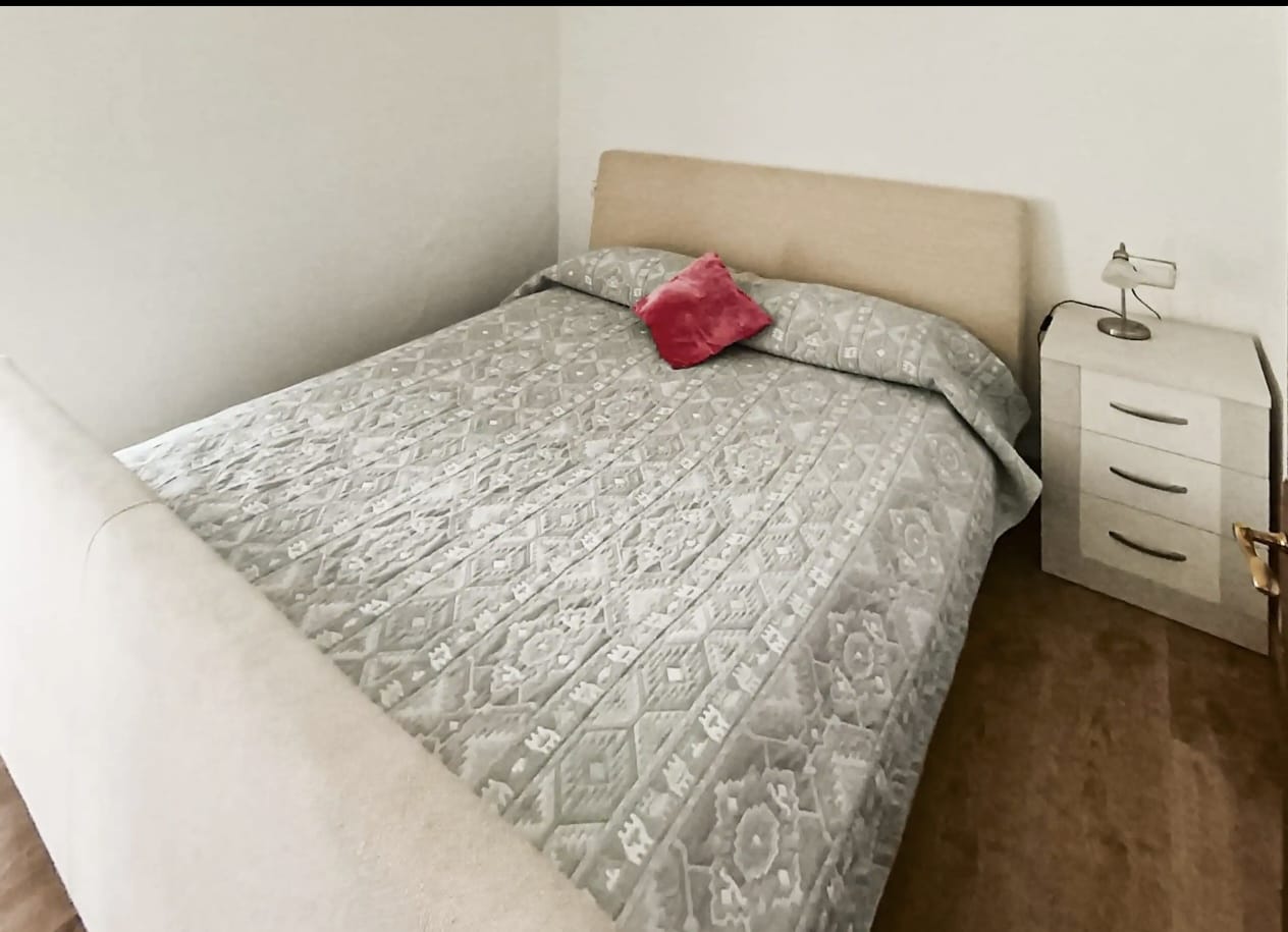 Dormitorio acogedor preparado para el descanso del huésped