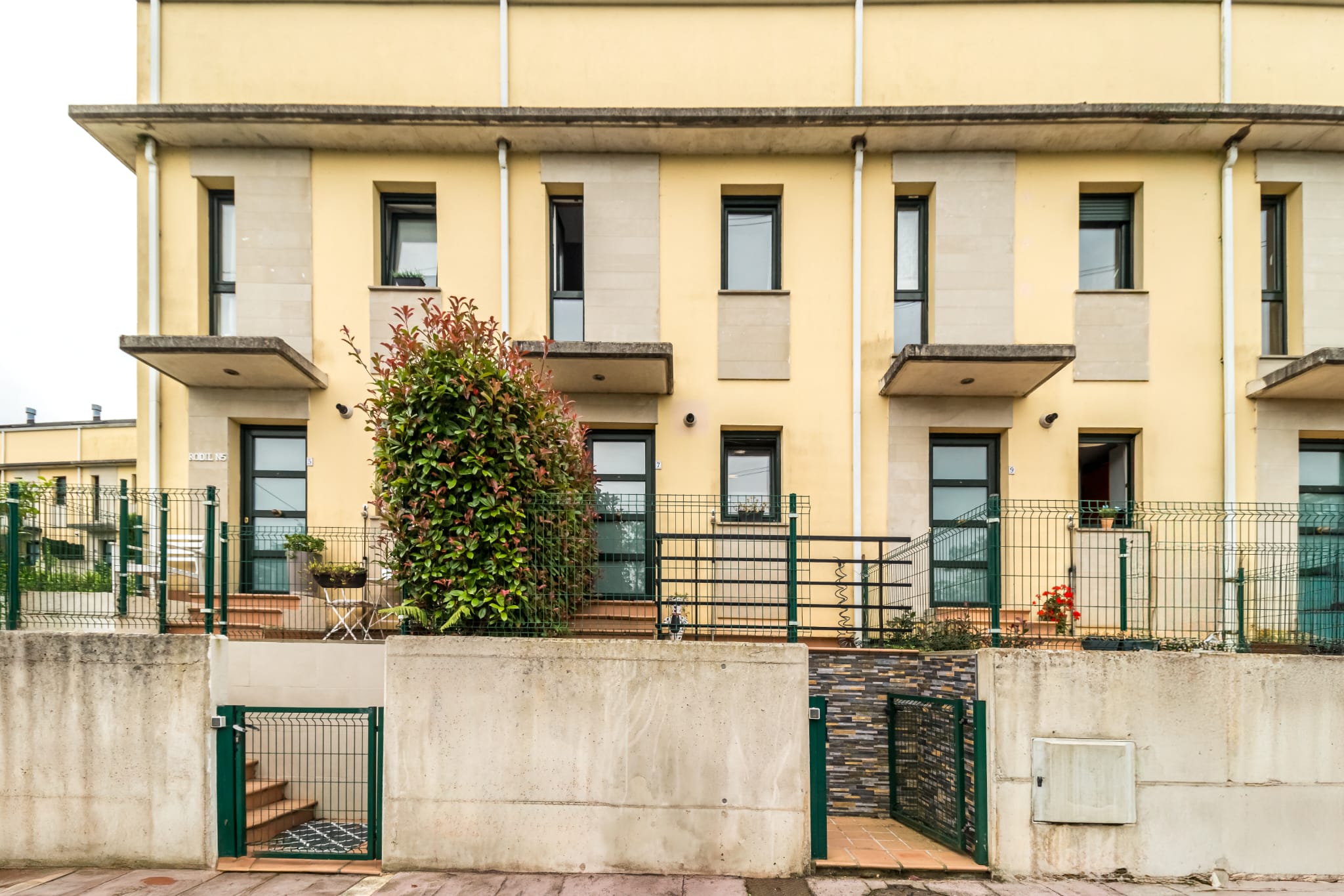 Fachada de adosado residencial gestionado por Stailya en Cantabria