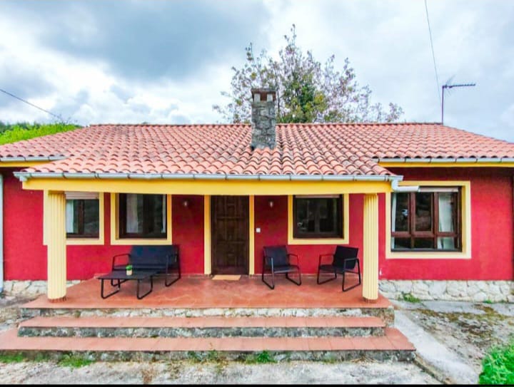 Casa rural roja con porche en Cantabria