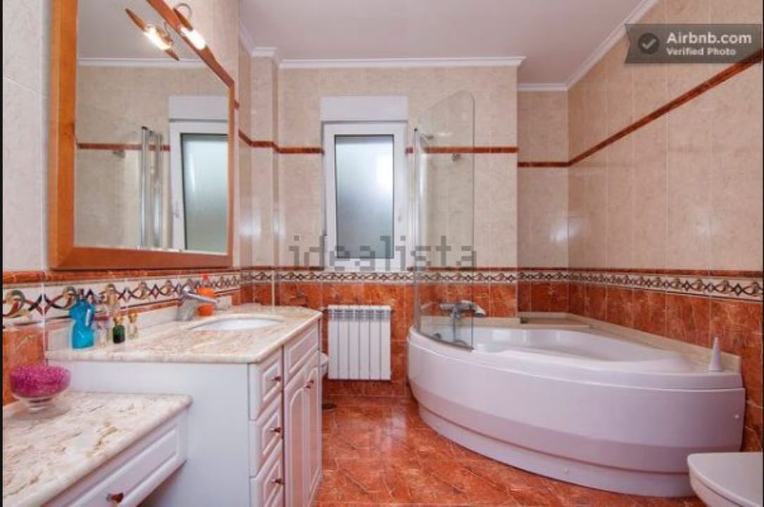 Baño con jacuzzi en Villa Marina